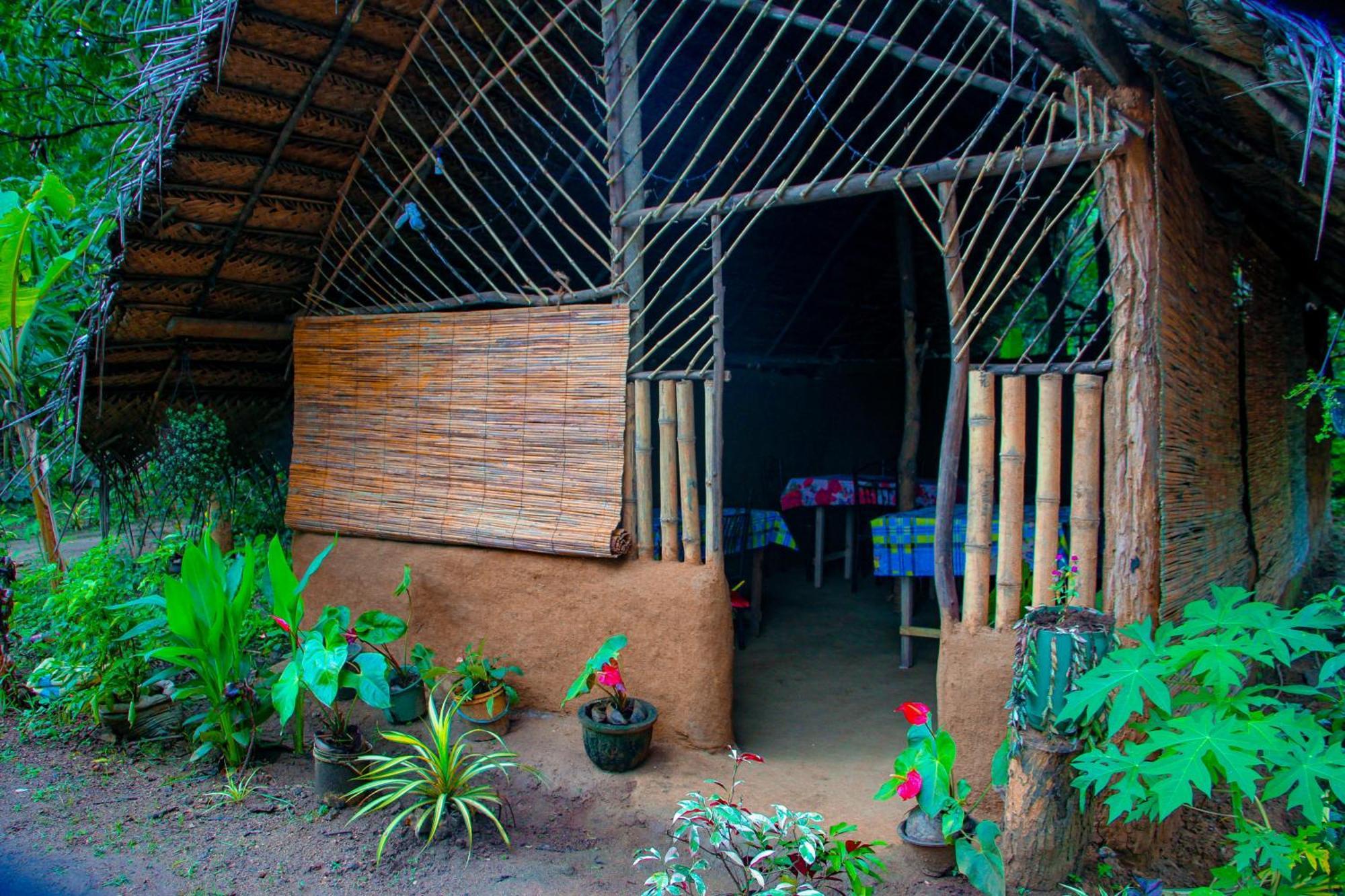 Chanaka Holiday Inn Sigiriya Bagian luar foto